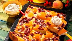 Hefe-Obstkuchen mit Schmandguss Rezept - Foto: Maass