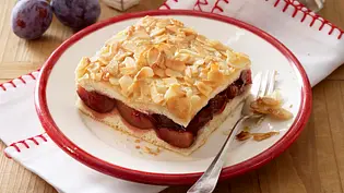 Hefe-Pflaumenkuchen mit Bienenstich-Haube Rezept - Foto: LECKER @ Bauer Media Group Hefe-Pflaumenkuchen mit Bienenstich-Haube Rezept - Foto: LECKER @ Bauer Media Group