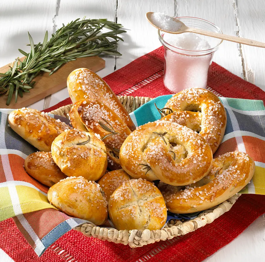 Hefe-Salz-Brezeln, -Stangen und -Brötchen Rezept