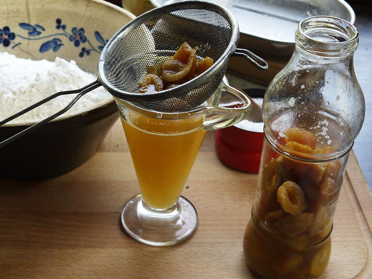 Hefe selber machen - so geht's: Selbst hergestelltes Hefewasser mit Aprikosen