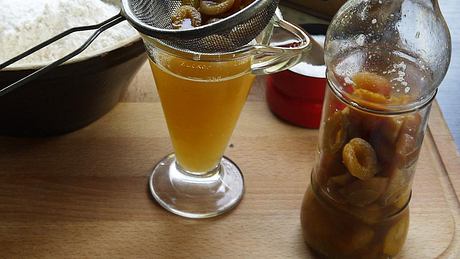 Hefe selber machen - so gehts: Selbst hergestelltes Hefewasser mit Aprikosen - Foto: Uwe Ocko / House of Food