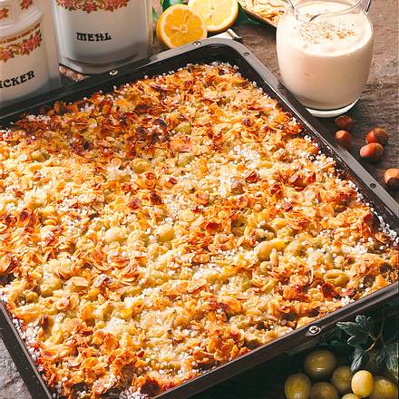 Hefe-Stachelbeerkuchen mit Zimt-Eissoße Rezept