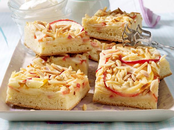 Hefeblechkuchen mit Äpfeln, Marzipan und Mandeln Rezept Hefeblechkuchen mit Äpfeln, Marzipan und Mandeln Rezept