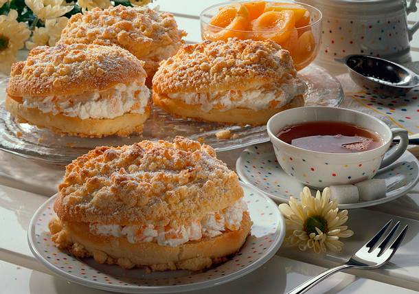 Hefebrötchen mit Aprikosenfüllung Rezept