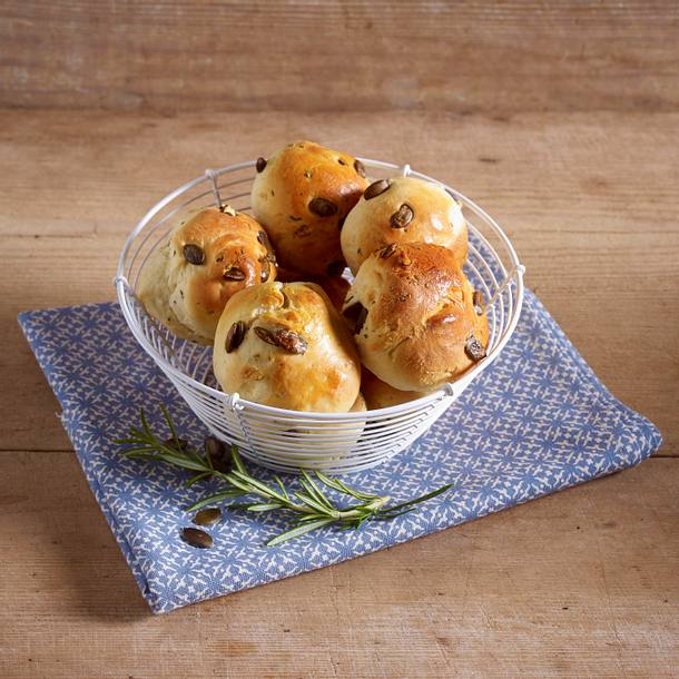 Hefebrötchen mit Kürbiskernen und Rosmarin Rezept Hefebrötchen mit Kürbiskernen und Rosmarin Rezept