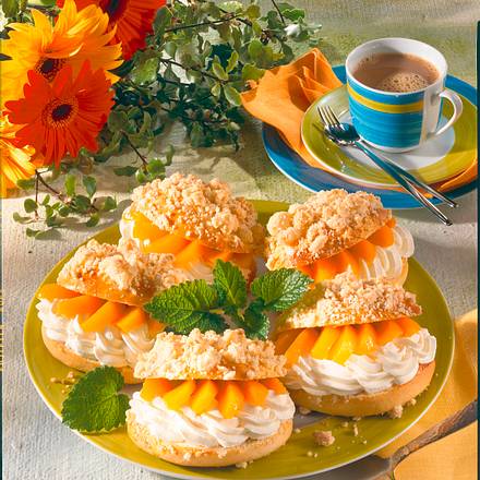 Hefebrötchen mit Sahne-Pfirsich-Füllung Rezept Hefebrötchen mit Sahne-Pfirsich-Füllung Rezept