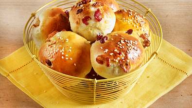 Hefebrötchen mit Datteln, Cranberrys und Sesam Rezept - Foto: LECKER @ Bauer Media Group