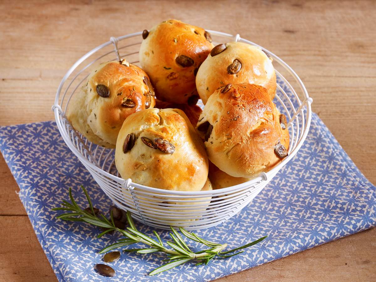 Hefebrötchen mit Kürbiskernen und Rosmarin Rezept