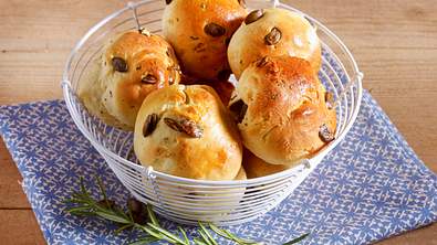 Hefebrötchen mit Kürbiskernen und Rosmarin Rezept - Foto: LECKER @ Bauer Media Group
