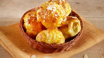Hefebrötchen mit Möhren, Äpfel und gehackten Mandeln Rezept - Foto: LECKER @ Bauer Media Group