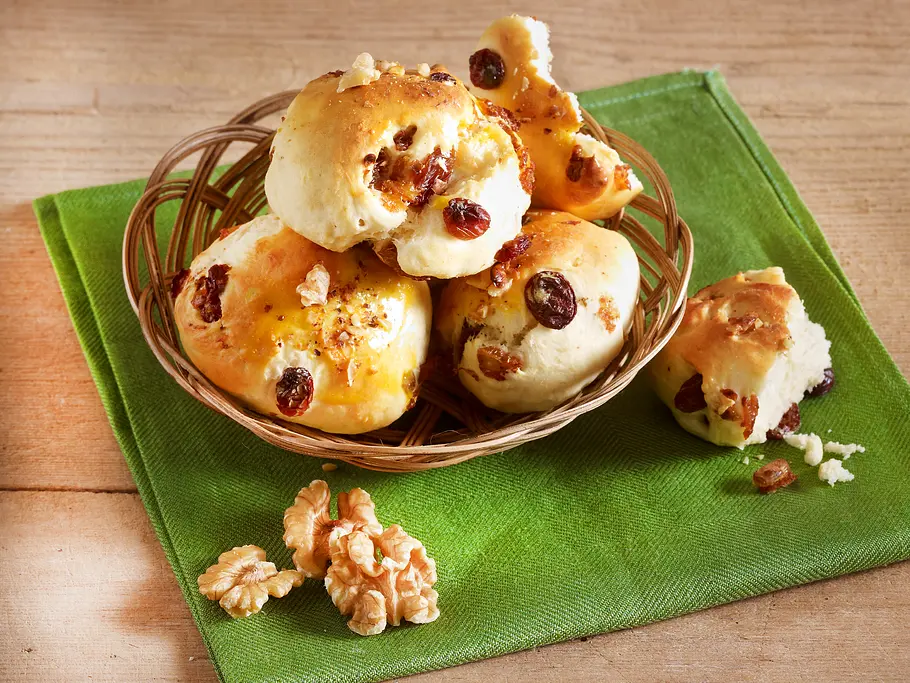 Hefebrötchen mit Rosinen und Walnüssen Rezept Hefebrötchen mit Rosinen und Walnüssen Rezept