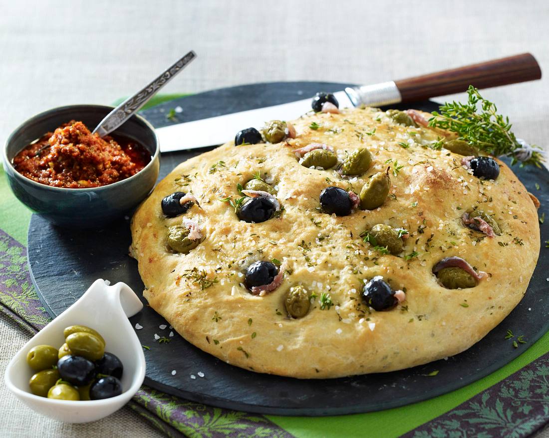 Hefefladen mit Sardellen, Oliven und Thymian zu Tomatenpesto Rezept ...