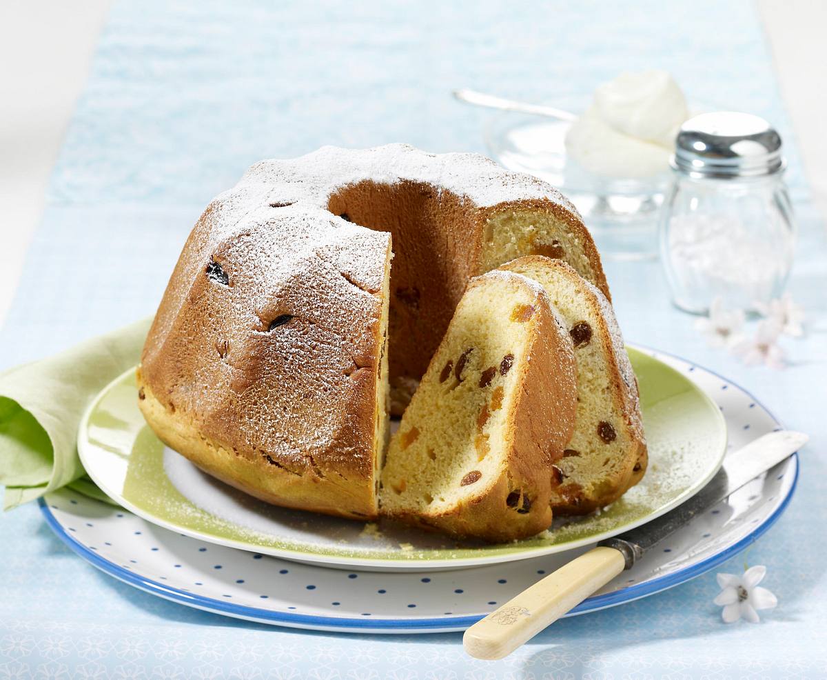 Hefegugelhupf mit Rosinen und getrockneten Aprikosen Rezept