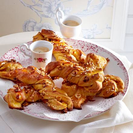 Hefekordeln mit Safran und Haselnüssen Rezept Hefekordeln mit Safran und Haselnüssen Rezept