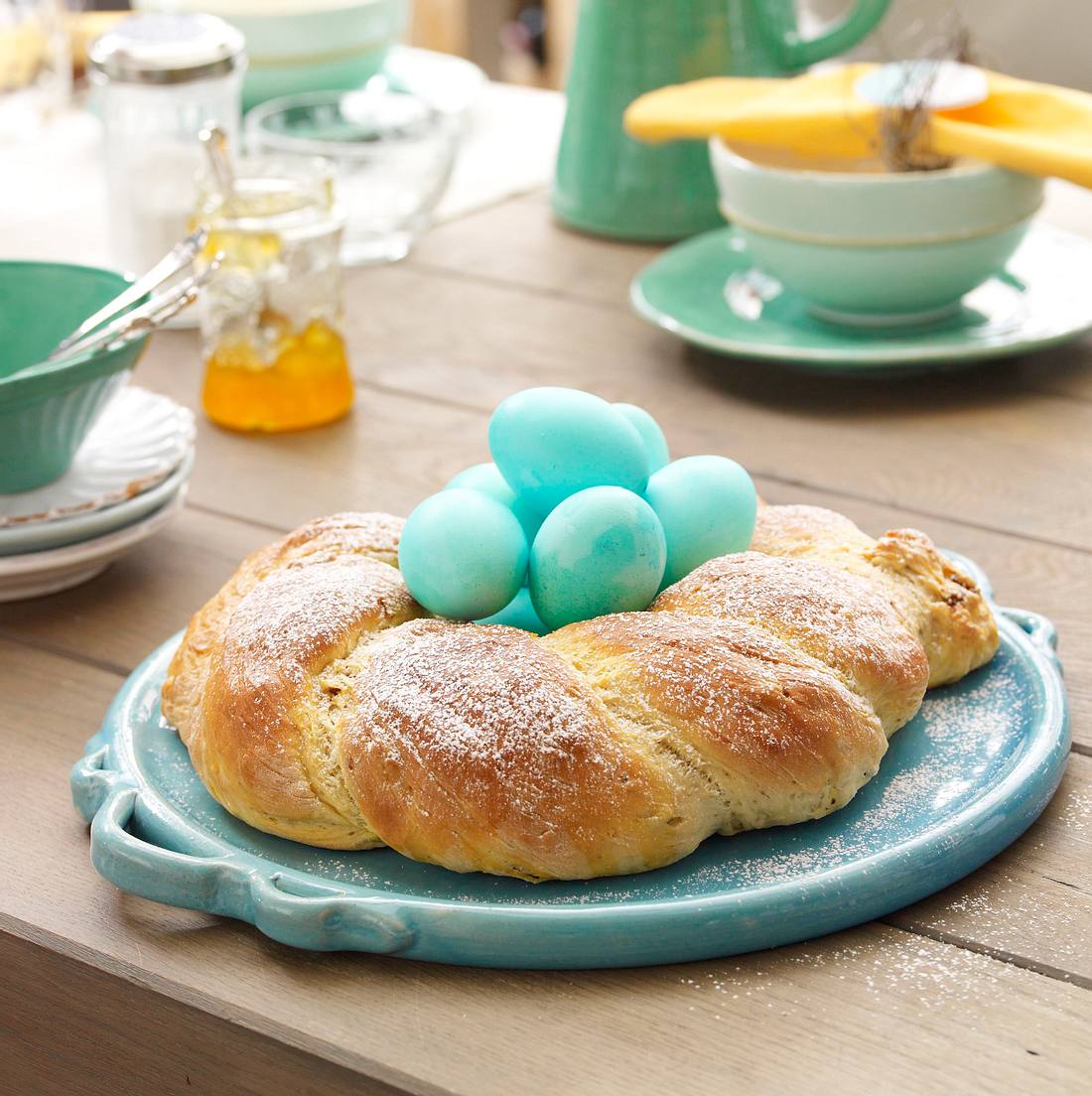 Hefekranz mit getrockneten Früchten und Ostereiern Rezept | LECKER