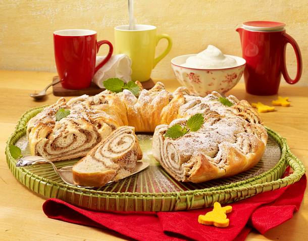 Hefekranz mit Mandelfüllung Rezept Hefekranz mit Mandelfüllung Rezept