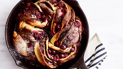 Hefekranz mit Nugatcreme und Kirschen Rezept - Foto: LECKER @ Bauer Media Group