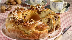 Hefekranz mit Nussfüllung Rezept - Foto: LECKER @ Bauer Media Group