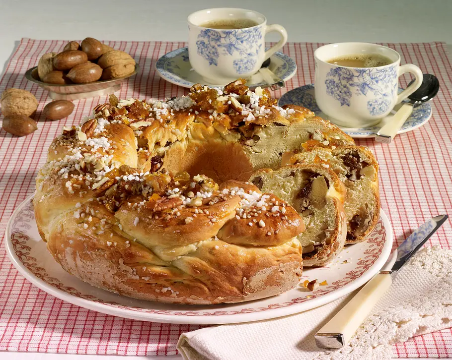 Hefekranz mit Nussfüllung Rezept Hefekranz mit Nussfüllung Rezept