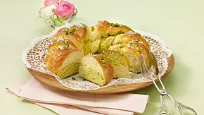 Hefekranz mit Pistazien Rezept - Foto: LECKER @ Bauer Media Group