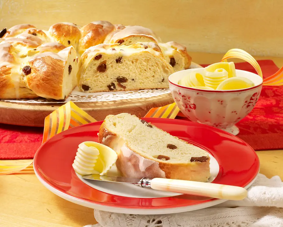 Hefekranz mit Rosinen und Zuckerguss Rezept Hefekranz mit Rosinen und Zuckerguss Rezept