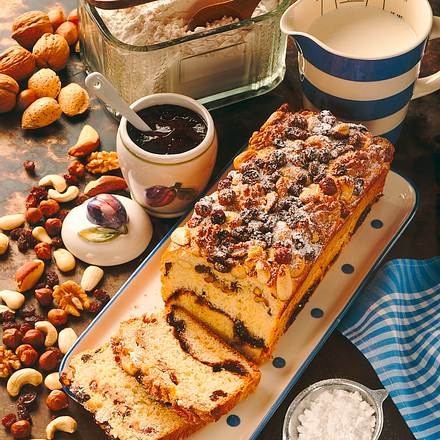 Hefekuchen mit gemischten Nüssen und Rosinen Rezept Hefekuchen mit gemischten Nüssen und Rosinen Rezept