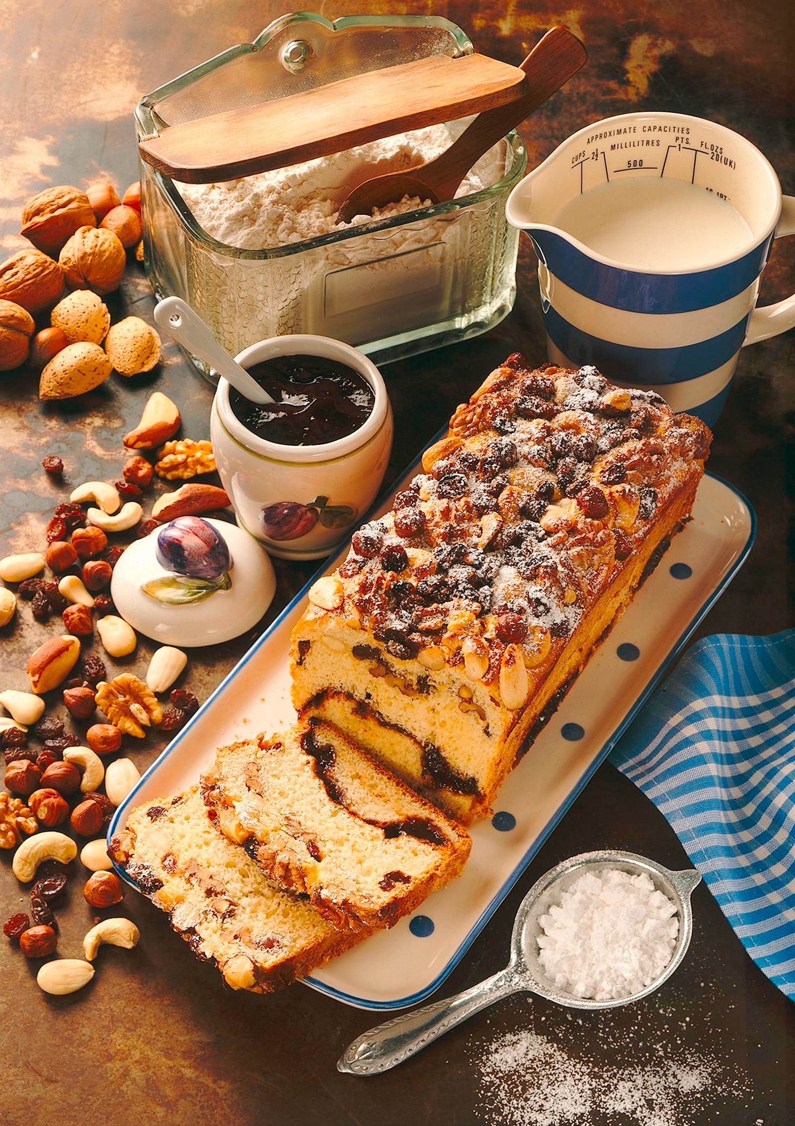 Hefekuchen mit gemischten Nüssen und Rosinen Rezept | LECKER