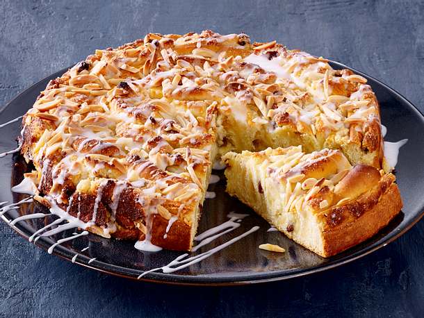 Hefekuchen mit Mandeln Rezept Hefekuchen mit Mandeln Rezept