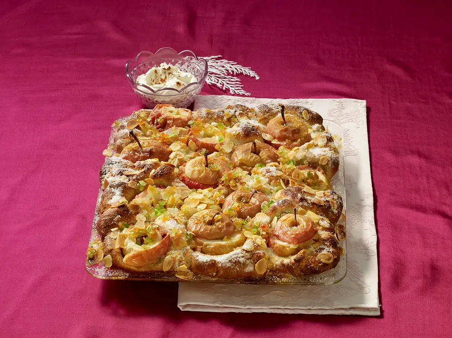 Hefeteig-Bratapfelkuchen vom Blech Rezept Hefeteig-Bratapfelkuchen vom Blech Rezept