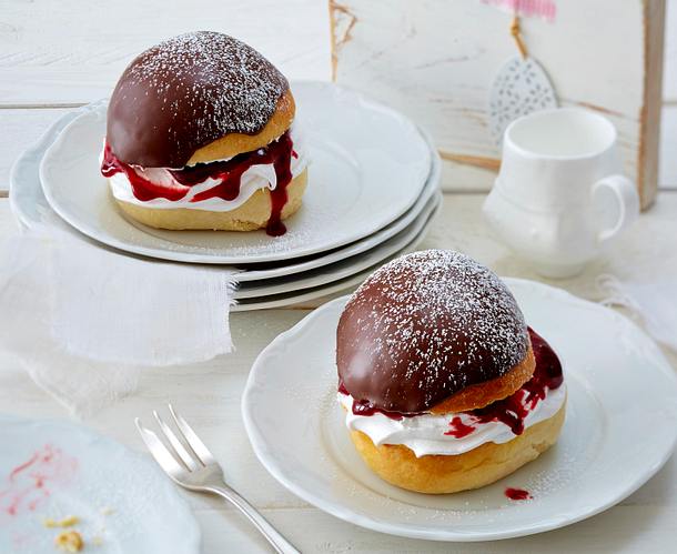 Hefeteig-Brötchen mit Schaumkussfüllung und Fruchtaufstrich Rezept Hefeteig-Brötchen mit Schaumkussfüllung und Fruchtaufstrich Rezept