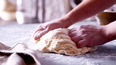 Hefeteig kneten - Foto: House of Food / Bauer Food Experts KG