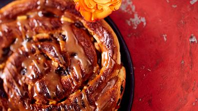 Hefeteigschnecke mit Butterscotch-Soße (Chelsea Bun) Rezept - Foto: LECKER @ Bauer Media Group