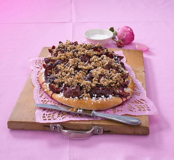Hefeteigstreifen mit Pflaumen und Müslistreusel Rezept