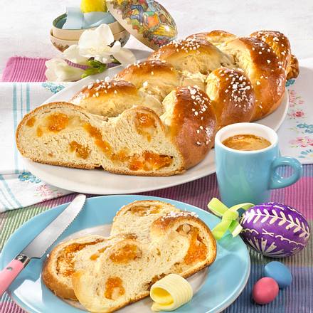 Hefezopf mit Aprikosen-Macadamiafüllung Rezept Hefezopf mit Aprikosen-Macadamiafüllung Rezept