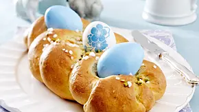 Hefezopf mit Aprikosen, Marzipan und Pistazien Rezept - Foto: LECKER @ Bauer Media Group