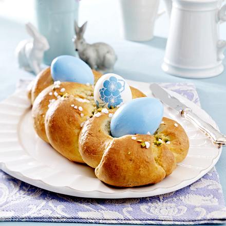 Hefezopf mit Aprikosen, Marzipan und Pistazien Rezept Hefezopf mit Aprikosen, Marzipan und Pistazien Rezept
