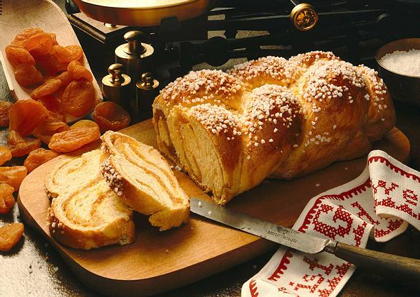 Hefezopf mit Aprikosenfüllung Rezept Hefezopf mit Aprikosenfüllung Rezept