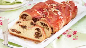 Hefezopf mit Pflaumen und Marzipan Rezept - Foto: LECKER @ Bauer Media Group