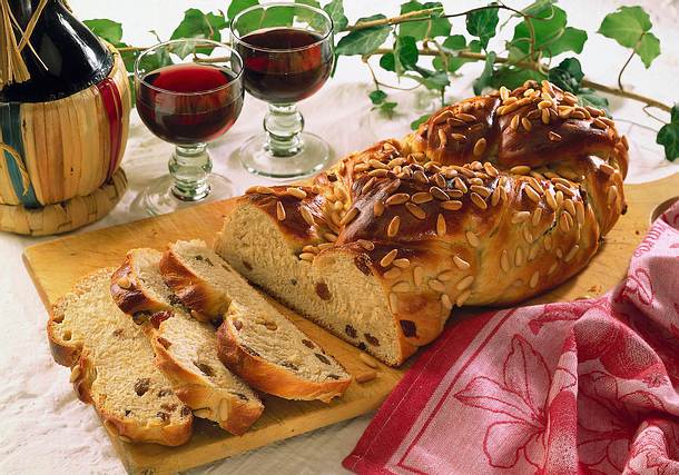 Hefezopf mit Pinienkernen und Rosinen Rezept