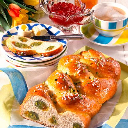 Hefezopf mit Pistazien-Marzipan-Füllung Rezept Hefezopf mit Pistazien-Marzipan-Füllung Rezept
