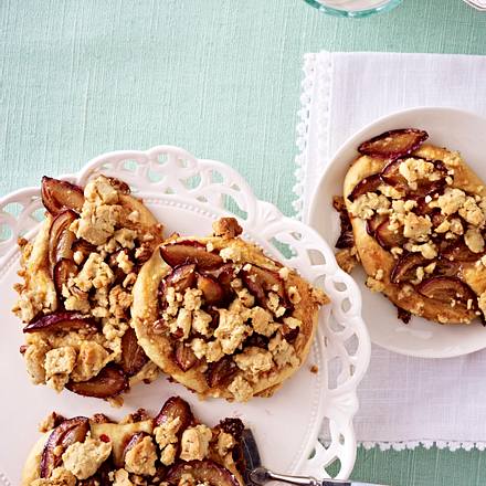 Hefezungen mit Zwetschen und Karamell-Nuss-Streusel Rezept