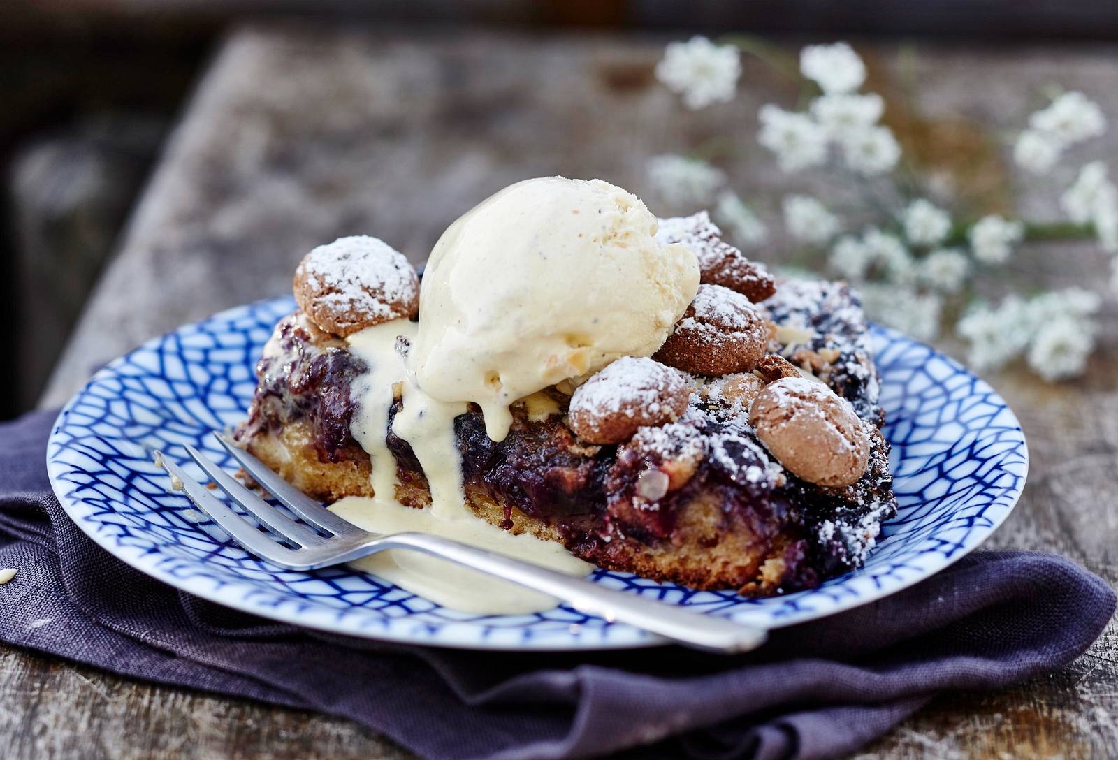 Heidelbeer­-Amarettini-Kuchen mit Eis Rezept | LECKER