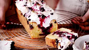 Angeschnittener Kastenkuchen mit Heidelbeeren und Baiser auf einem Kuchengitter - Foto: LECKER @ Bauer Media Group
