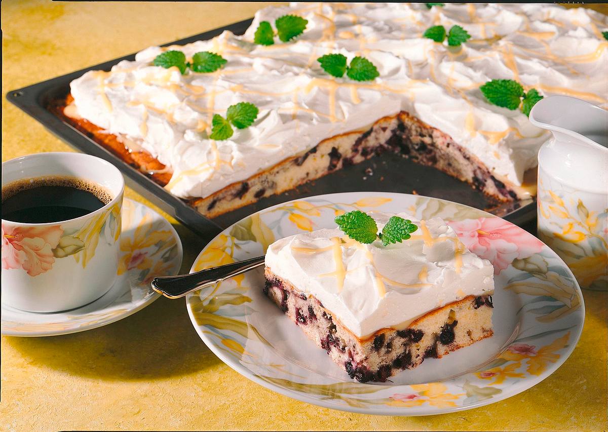 Heidelbeer-Blech-Kuchen mit Eierlikör und Sahne Rezept