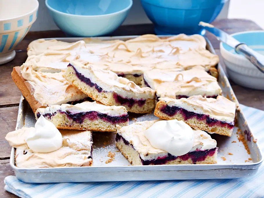 Schneller Heidelbeer-Blechkuchen mit Baiser Schneller Heidelbeer-Blechkuchen mit Baiser