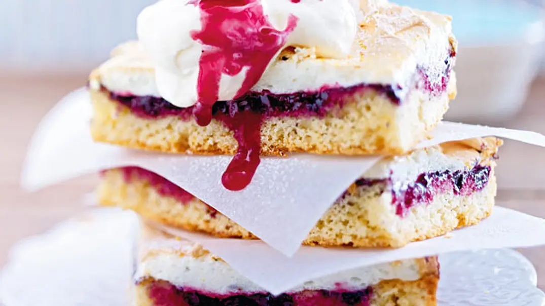Heidelbeer-Blechkuchen mit Baiser Rezept - Foto: LECKER @ Bauer Media Group Heidelbeer-Blechkuchen mit Baiser Rezept - Foto: LECKER @ Bauer Media Group