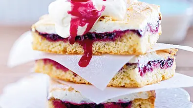 Heidelbeer-Blechkuchen mit Baiser Rezept - Foto: LECKER @ Bauer Media Group