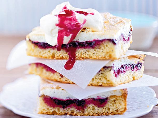 Heidelbeer-Blechkuchen mit Baiser Rezept Heidelbeer-Blechkuchen mit Baiser Rezept