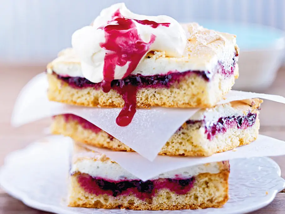 Heidelbeer-Blechkuchen mit Baiser Rezept Heidelbeer-Blechkuchen mit Baiser Rezept