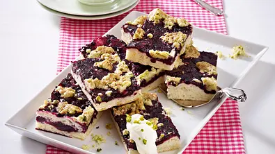 Heidelbeer-Blechkuchen mit Pistazienstreuseln Rezept - Foto: LECKER @ Bauer Media Group